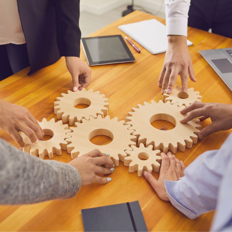 photographique-de-plusieurs-mains-qui-assemblent-ensemble-les-pièces-d-un-puzzle